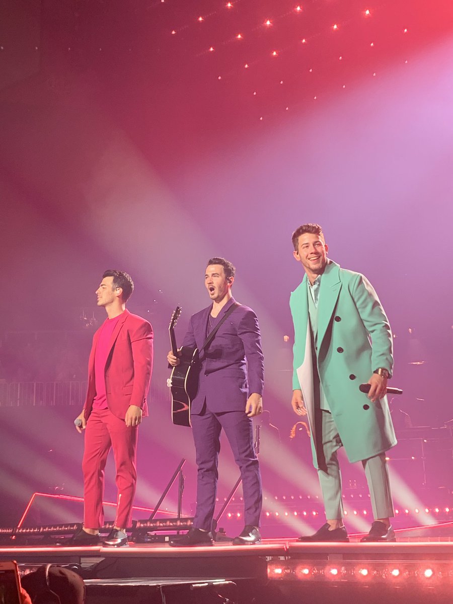 mallyann_'s tweet photo. happiness has truly begun 💜 #HappinessBeginsTour @jonasbrothers @JonasConcerts @joejonas @kevinjonas @nickjonas https://t.co/TyLqn3nfK8