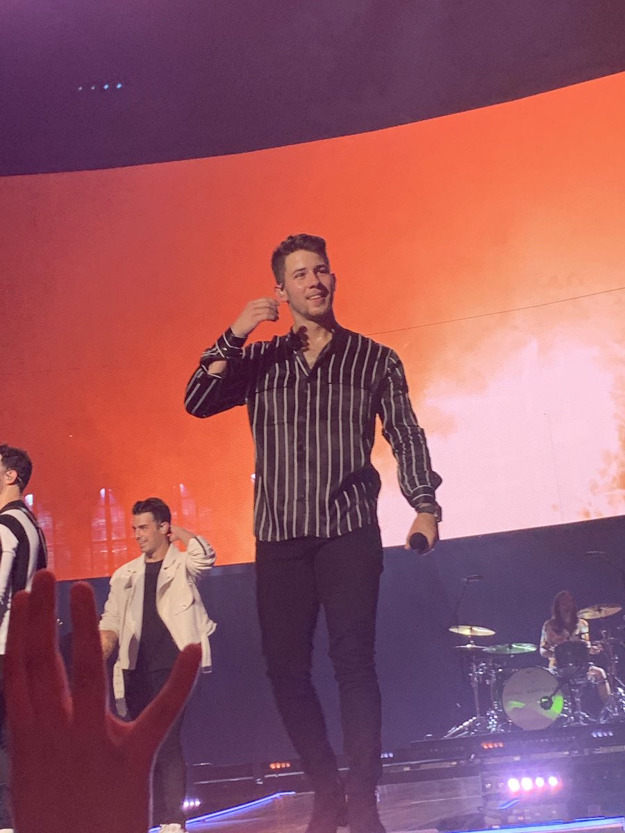 mallyann_'s tweet photo. happiness has truly begun 💜 #HappinessBeginsTour @jonasbrothers @JonasConcerts @joejonas @kevinjonas @nickjonas https://t.co/TyLqn3nfK8