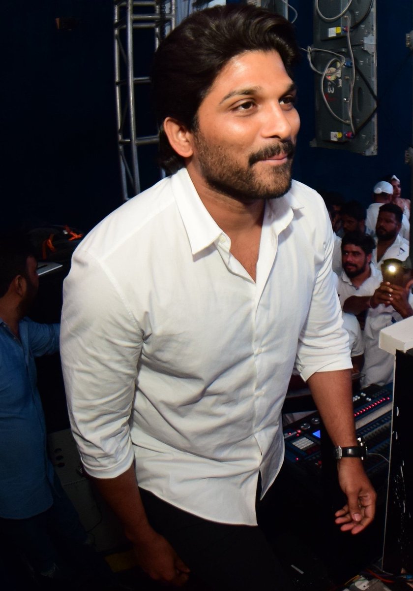 THEPAROTA's tweet photo. #AA19Update
Interesting Title For #AA19
👉 "Vaikunta Puramlo"
Another Title also consideration
But most probably Vaikunta Puramlo will be the Title and trusted Source says that #AA19 is a complete Family entertainer with #Trivikram mark humour
Perfect movie for #Sankranthi2020 https://t.co/IwS1ohWqfu