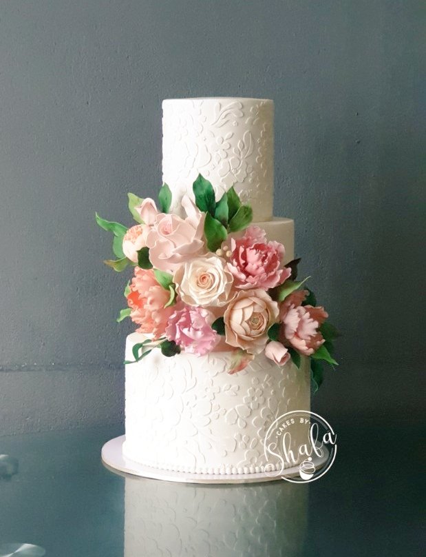 cakesbyshafa's tweet photo. With beautiful sugar blooms #cakesbyshafa https://t.co/cLLlQt2c3M
