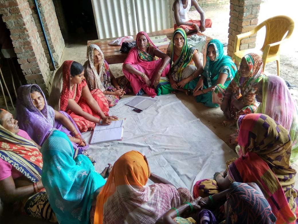 आज राजगढ़ विकास खण्ड के पड़रवा ग्राम में उजाला समूह का बैठक किया गया एवं कार्यवाही पुस्तिका लिखते हुए समूह सखी उषा |