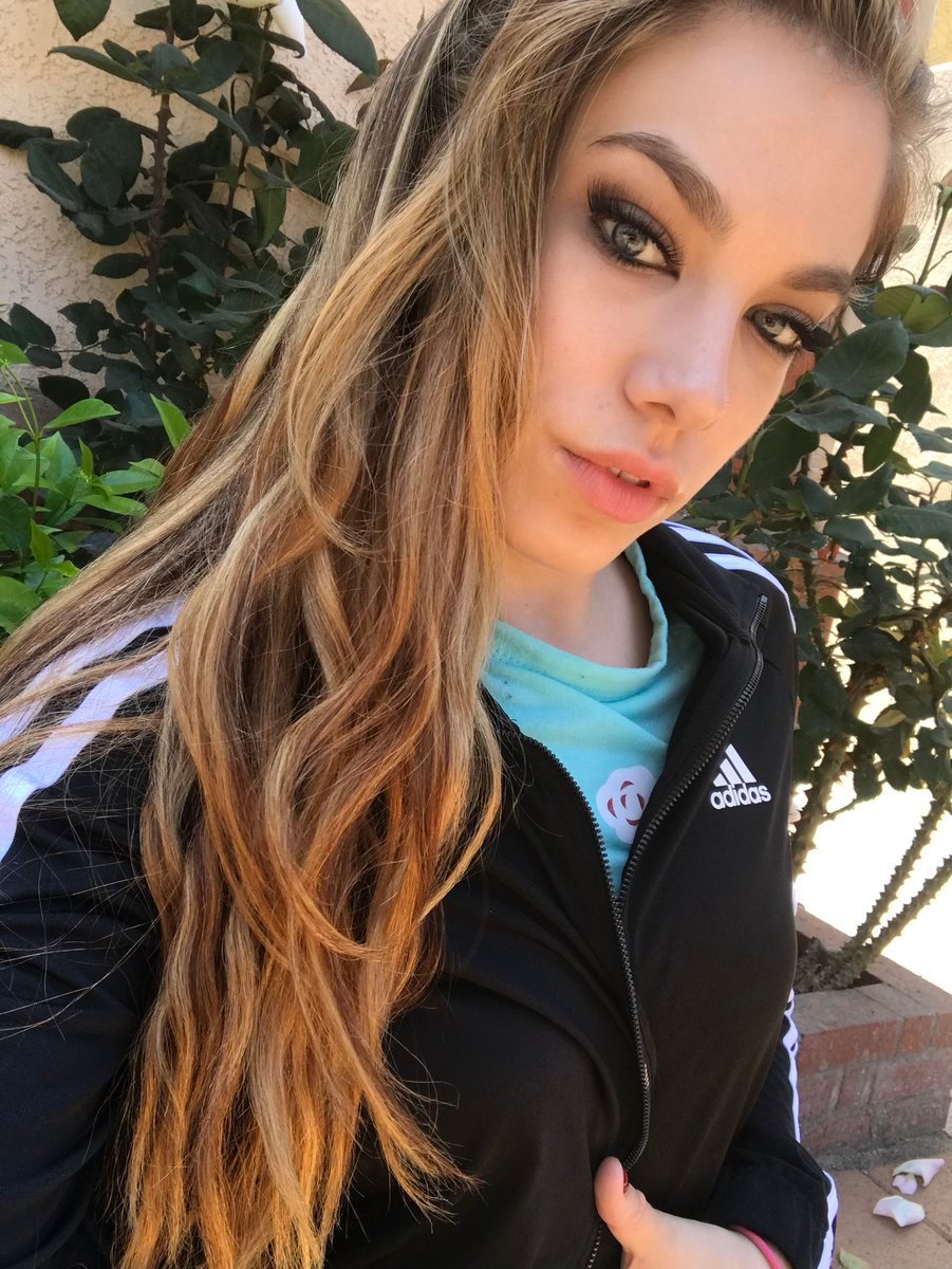 Mathew6696's tweet photo. #TuesdayKnockout Lovely Stunning @BobbiDylanXXX https://t.co/LcEk8k9P01