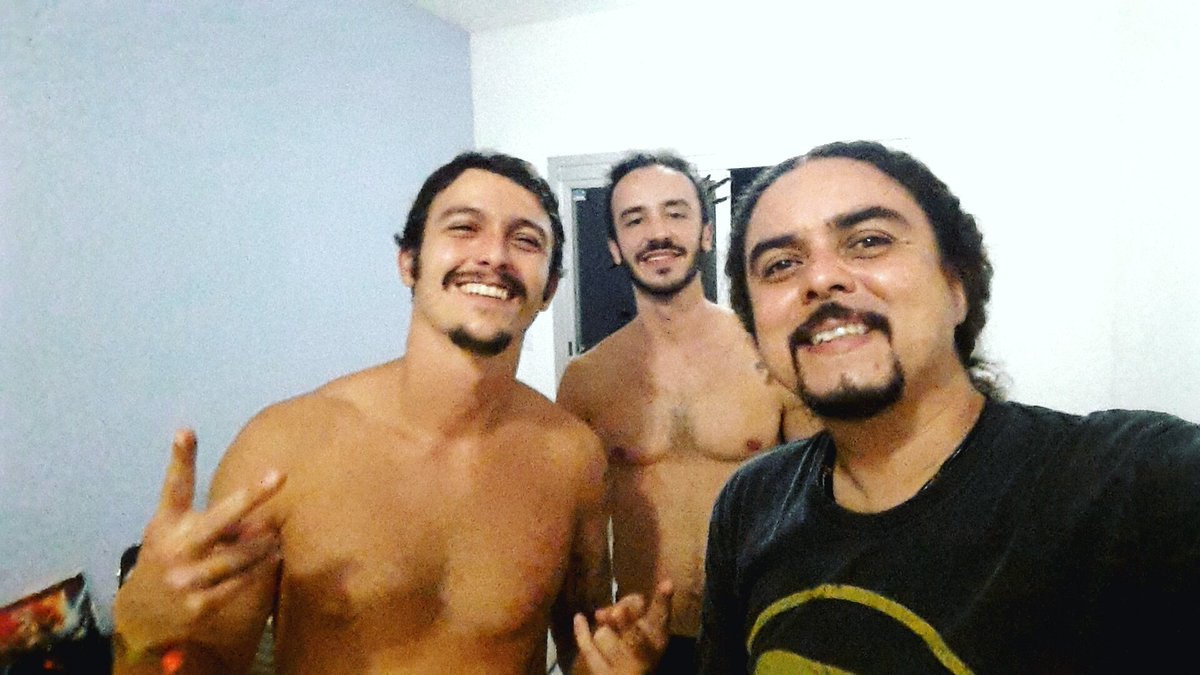 AFRodriguesFoto's tweet photo. A Favela também constrói suas memórias. Hoje teve resenha.
#Fraternos #PedroLobo #DaniloCutrim #SegueOBaile #Braza #Ontem #Hoje #Amanhã https://t.co/RT94QE4wGs