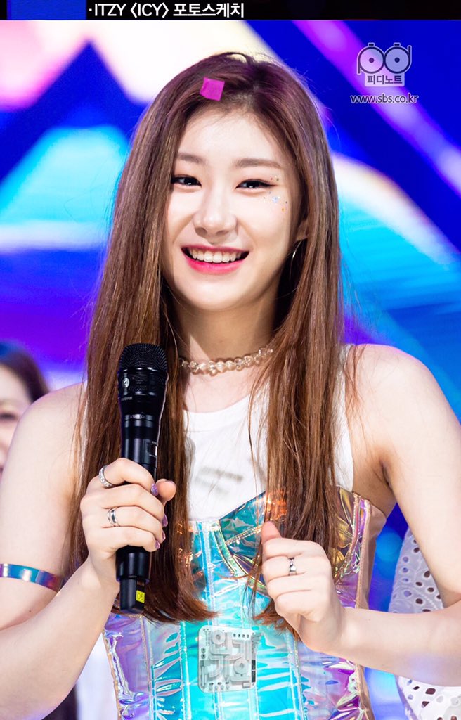 chaerpics's tweet photo. inkigayo pd note https://t.co/c1ZfzlyvZH