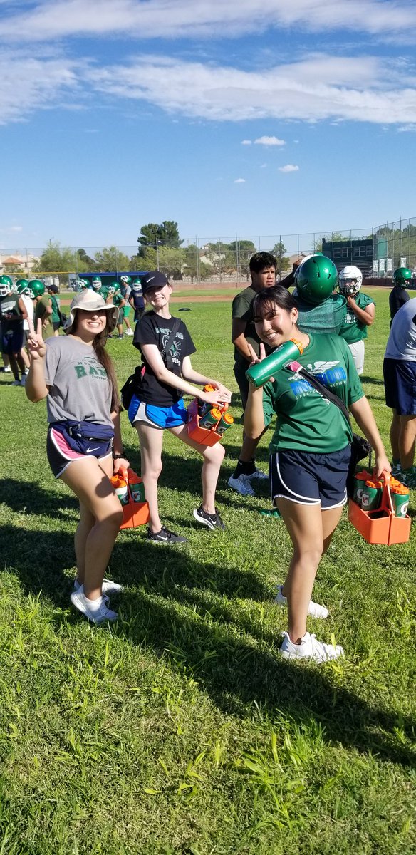 RAMS_sportsmed's tweet photo. High School Football has OFFICIALLY begun! Thank you crew for taking care of our @MontwoodFB. 🏈 #acclimatizing #h2o #thatsunthough ☀️🥵💧 https://t.co/6WdbvJv3tq
