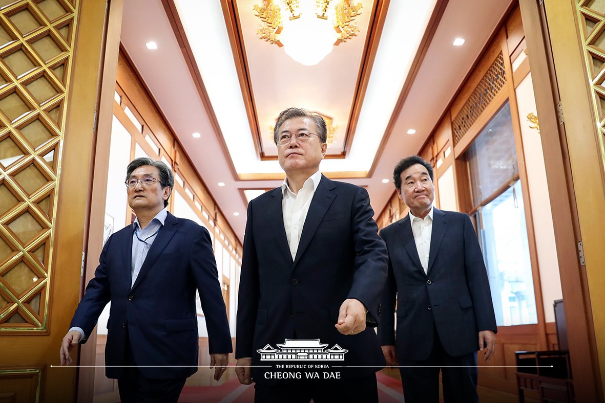 시간은 우리를 기다려 주지 않습니다. 정부부터 의사결정과 정책 추진에 속도를 내야 합니다. 부처 간 협업을 강화하고 신속한 결정과 실행으로 산업경쟁력 강화와 새로운 먹거리 창출 환경을 만들고, 기업의 노력을 적극적으로 지원해야 합니다.  

www1.president.go.kr/articles/6922