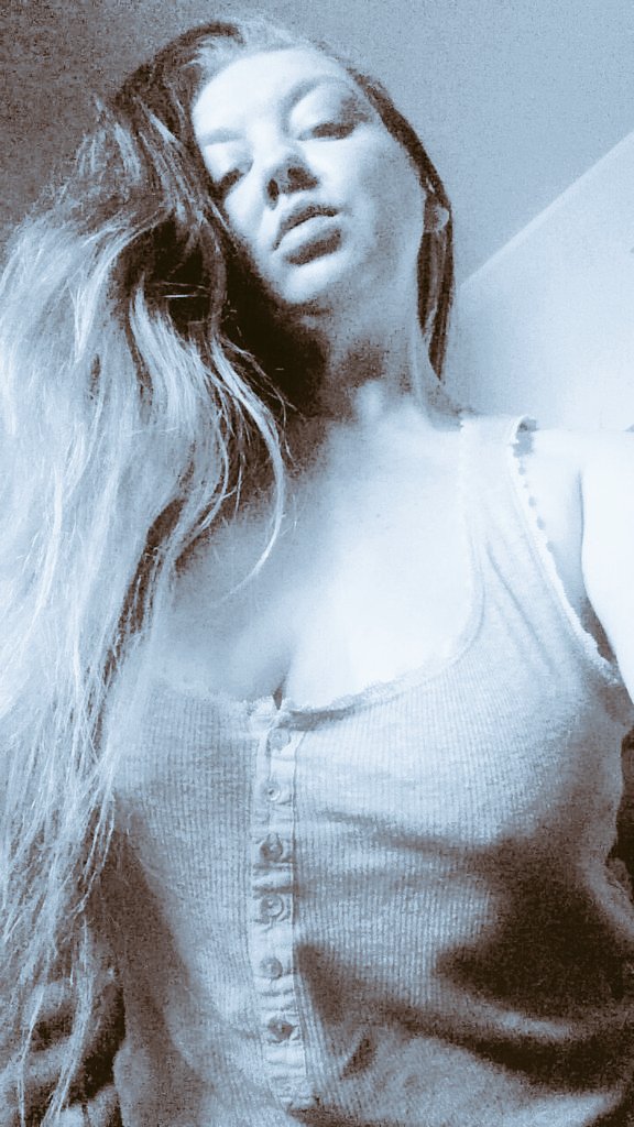 tylerscarllette's tweet photo. I DON'T FK YOUR WALLET
I JUST FKING TAKE IT😂
#FINDOMFLEX #FINDOMfked 😜🤫 https://t.co/D49i6FbruV