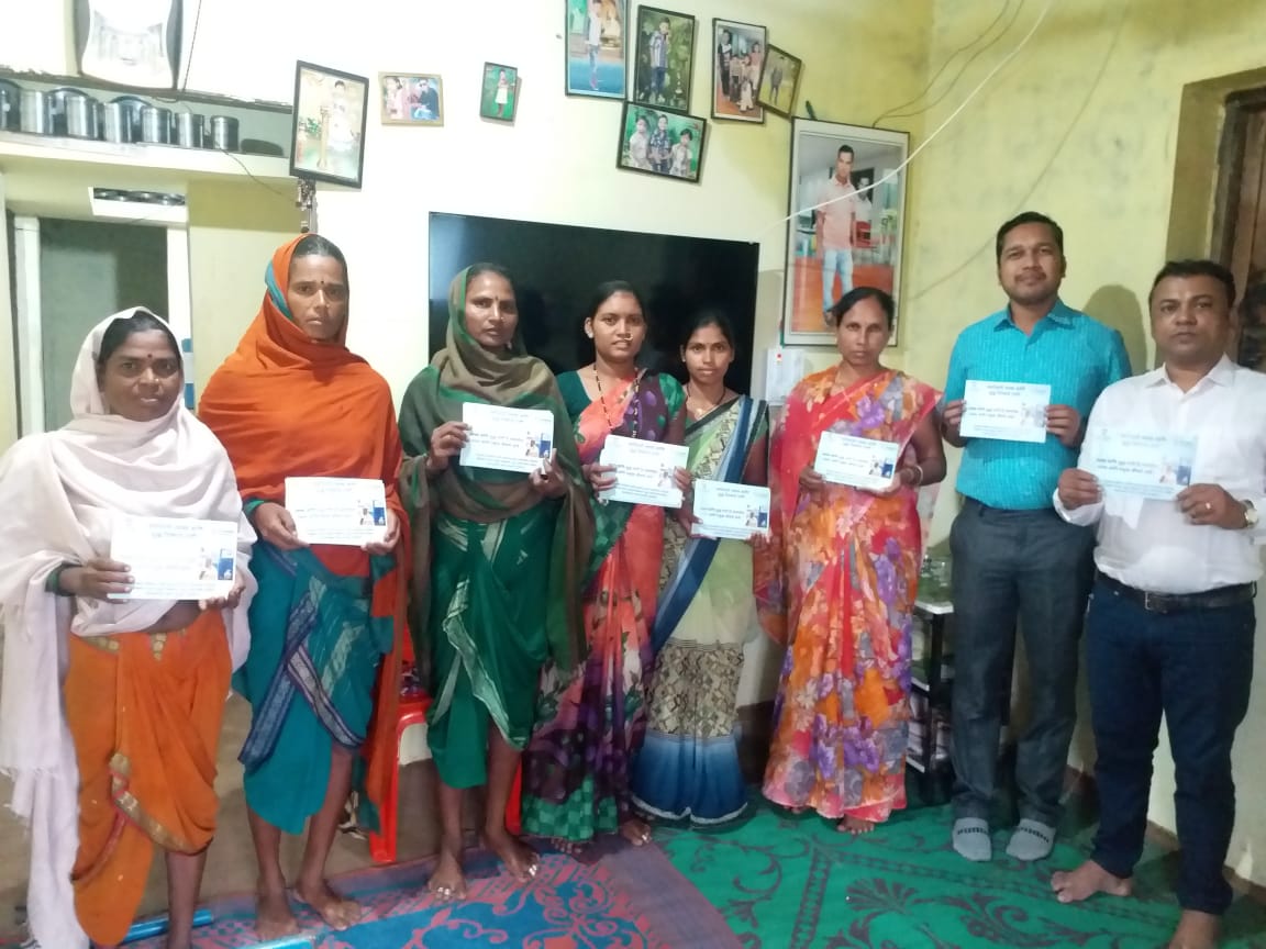 PiramalSarvajal's tweet photo. Our @MVSTForg team in villages of #Nandurbar and #Osmanabad with AshaGroups SHGs demonstrating use of electrolyzer and conducting PRA activities spreading awareness on adoption of #safedrinkingwater https://t.co/Xefs0bL2cg