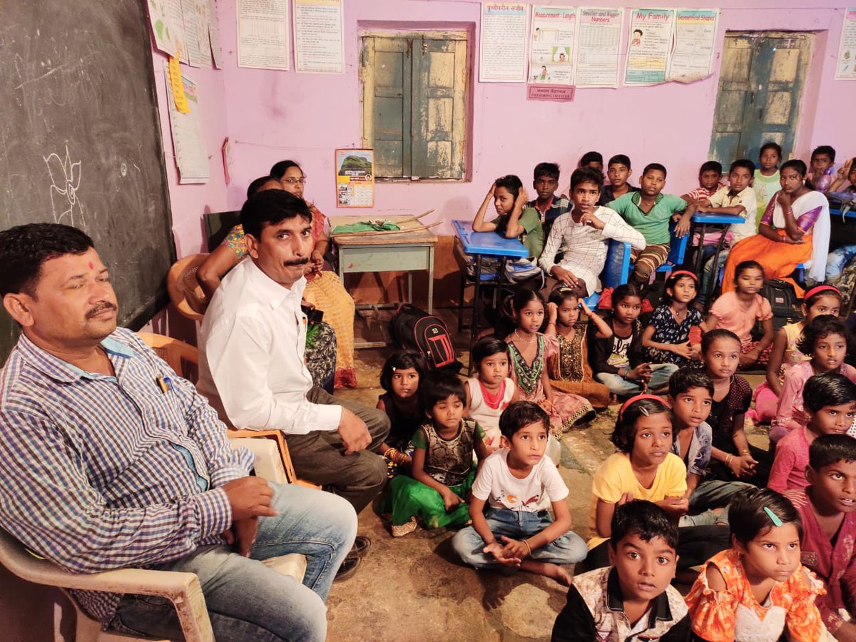 PiramalSarvajal's tweet photo. Our @MVSTForg team in villages of #Nandurbar and #Osmanabad with AshaGroups SHGs demonstrating use of electrolyzer and conducting PRA activities spreading awareness on adoption of #safedrinkingwater https://t.co/Xefs0bL2cg