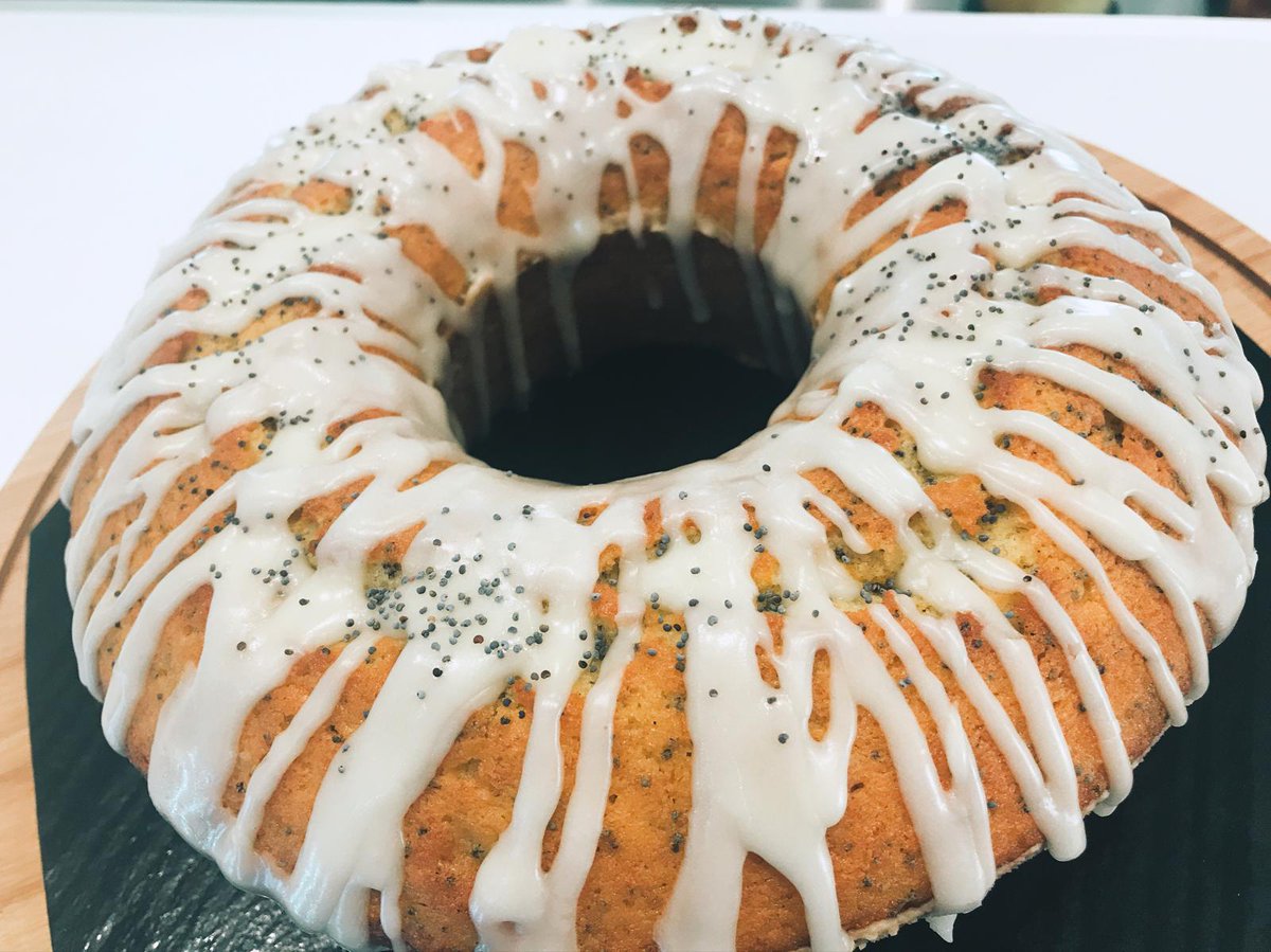 Barehua_sp's tweet photo. #tortadenaranjaconsemillasdeamapola #delicious #coolsummer #sweetsummertime #calledelleon23 #Barriolasletras #Madrid https://t.co/H5bRJ3jrBY