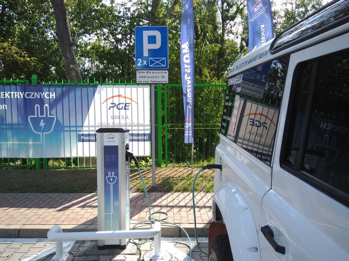 ZKlaster's tweet photo. Nasze auto Sokół4x4 uczestniczy w oddaniu do użytku pierwszych ładowarek elektrycznych należących do Elektrowni Turów! Elektromobilność wkracza w kolejne miejsce w naszym regionie! #sokol4x4 #offroad #samochod #electric #zklaster #hubinnowacjizgorzelec #klasterenergii https://t.co/9z2kB9JNEo