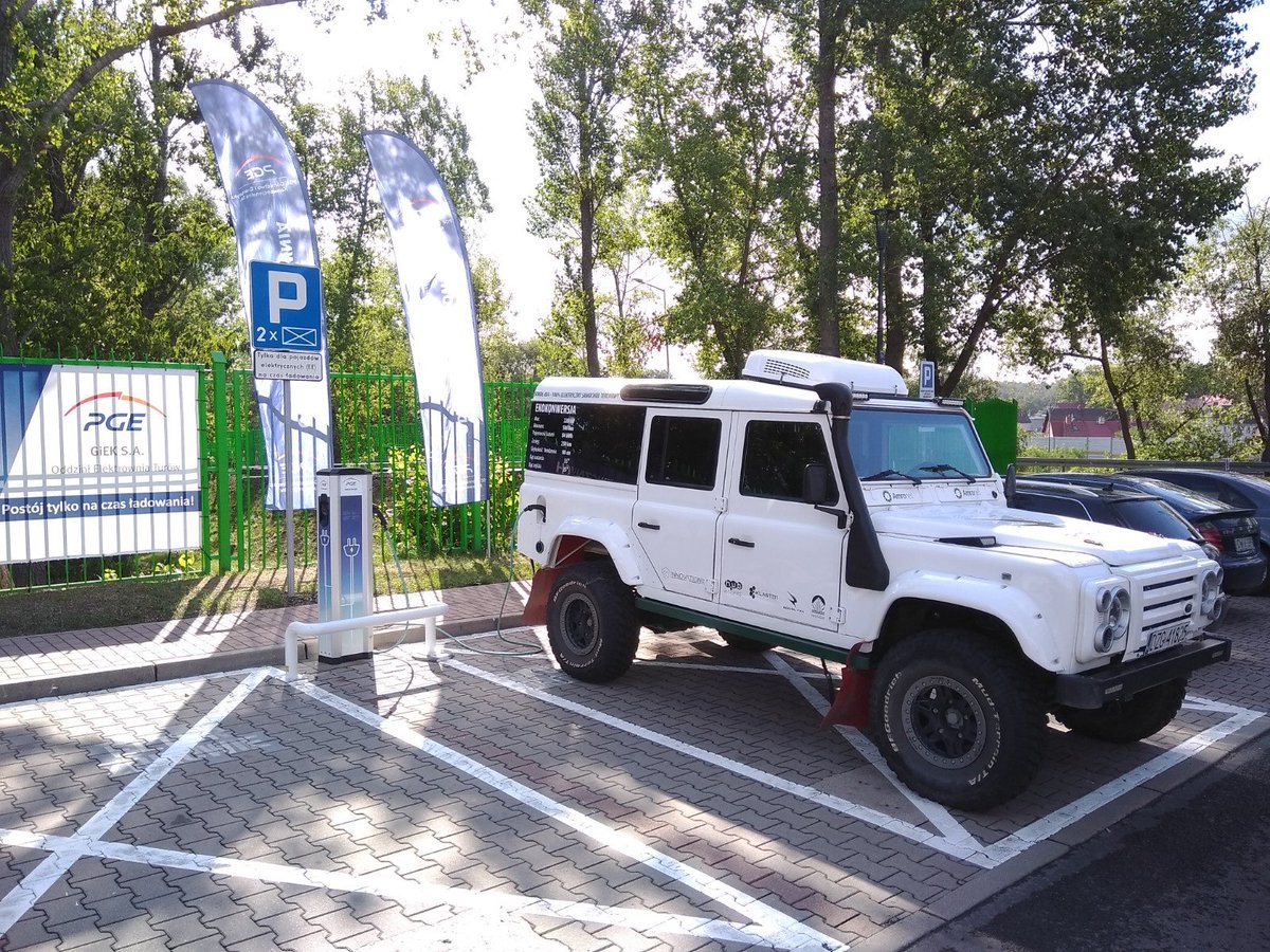 ZKlaster's tweet photo. Nasze auto Sokół4x4 uczestniczy w oddaniu do użytku pierwszych ładowarek elektrycznych należących do Elektrowni Turów! Elektromobilność wkracza w kolejne miejsce w naszym regionie! #sokol4x4 #offroad #samochod #electric #zklaster #hubinnowacjizgorzelec #klasterenergii https://t.co/9z2kB9JNEo