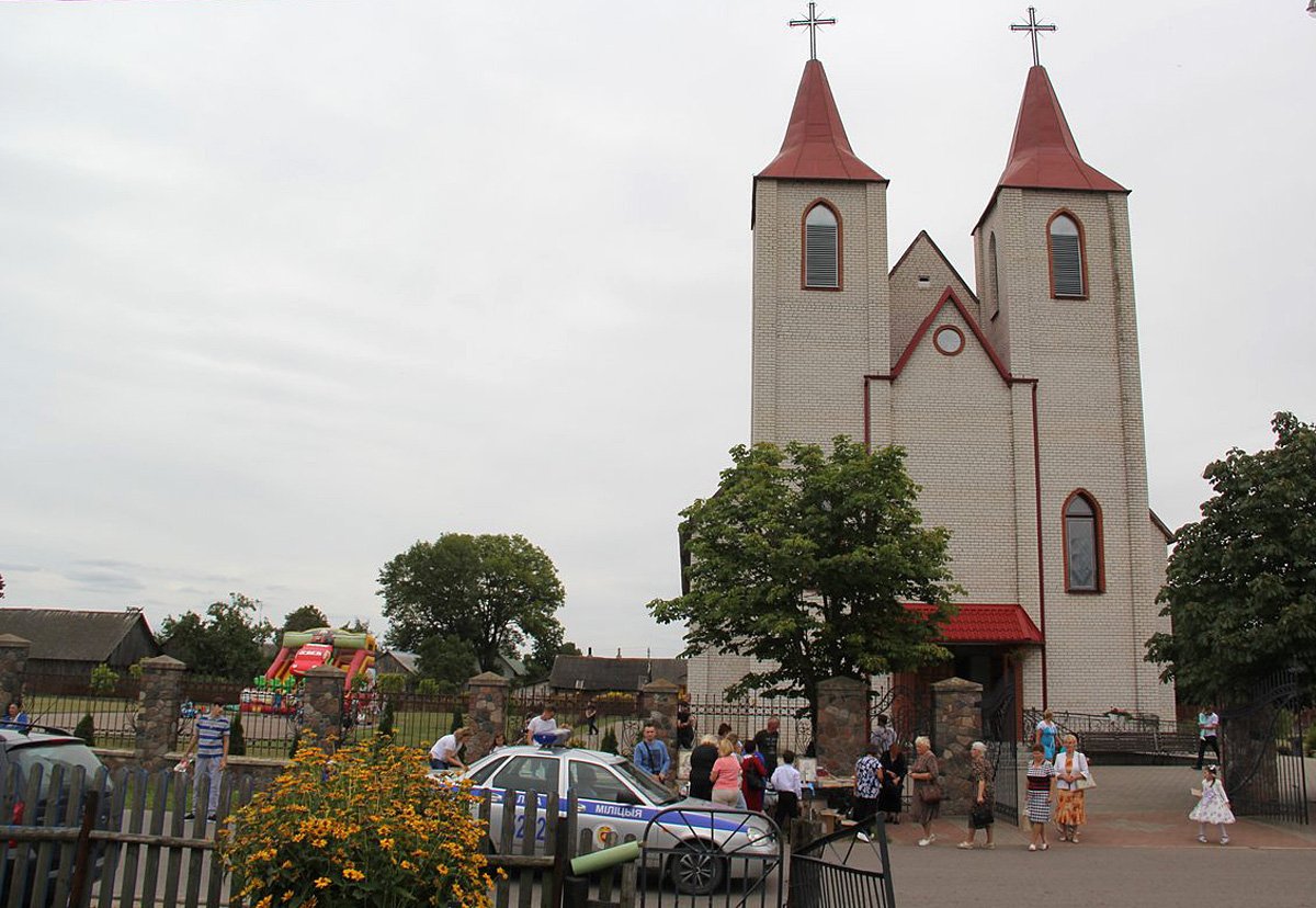 catholicby's tweet photo. 10 жніўня біскуп Гродзенскі Аляксандр Кашкевіч урачыста асвяціў новую святыню — касцёл святога Юрыя ў Беліцы (Лідскі дэканат). https://t.co/cOjqDgFPmA https://t.co/hDBpAECp0F