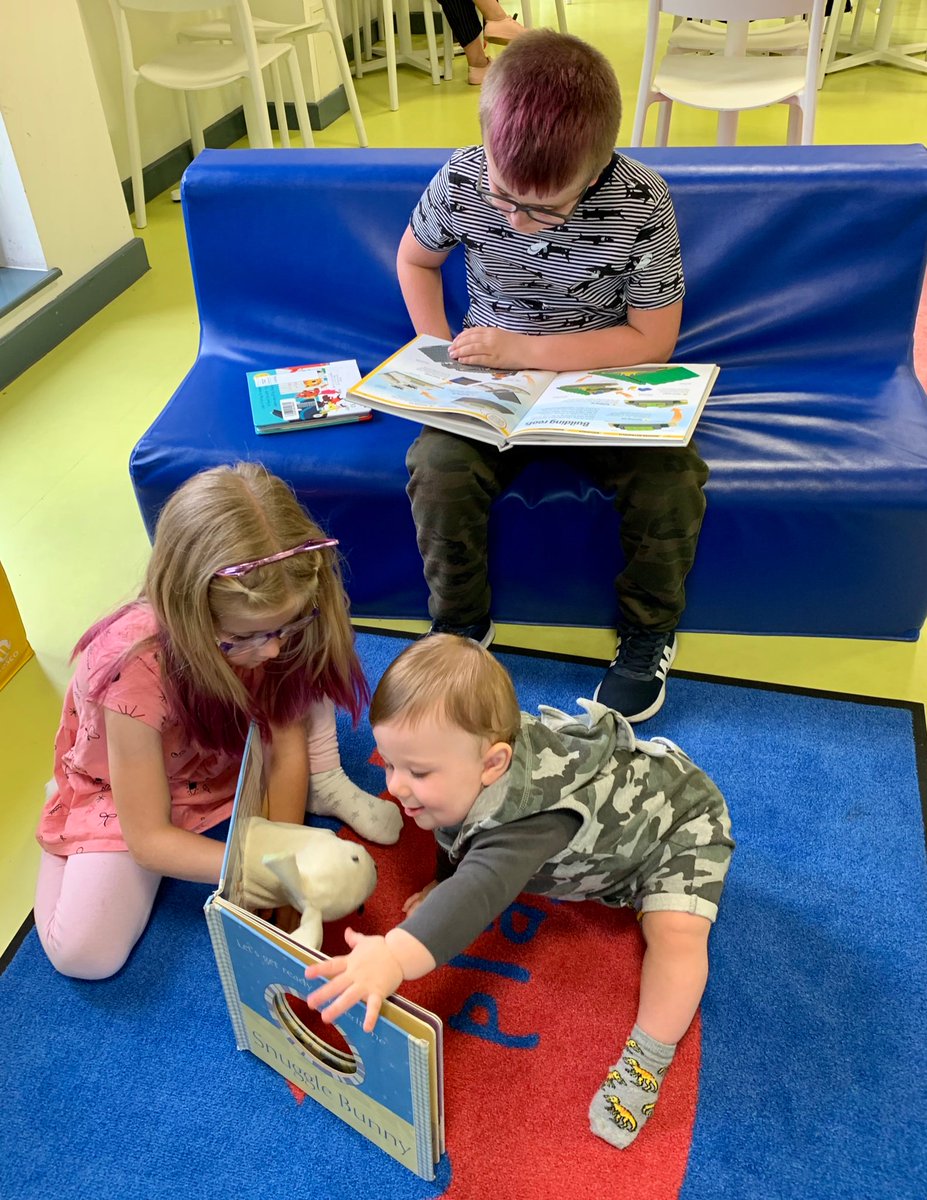 barnett_em's tweet photo. @HollyfieldPri
Leo and Gracie got caught reading in the library cafe whilst helping to look after their little friend Bowie π
#igotcaughtreading #hollyfieldholidayreading https://t.co/UatwINxaMK