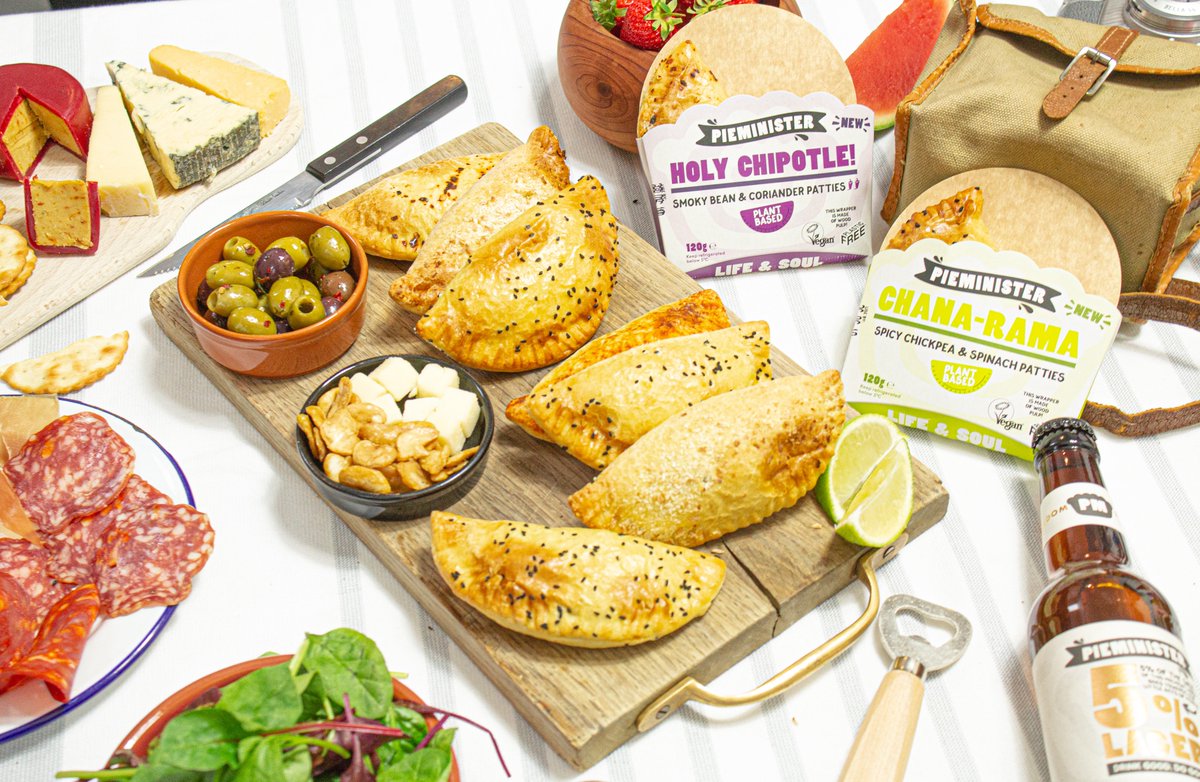 pieminister's tweet photo. Whoever said there was no such thing as a free lunch? 😉 We’re giving away 2000 patties to #Bristol offices this week 🎉To win, comment where you work & why your office deserves to win a patty lunch #freelunch #pattydrop #getaproperlunch #free #competition #win https://t.co/UgAuZNK0ua