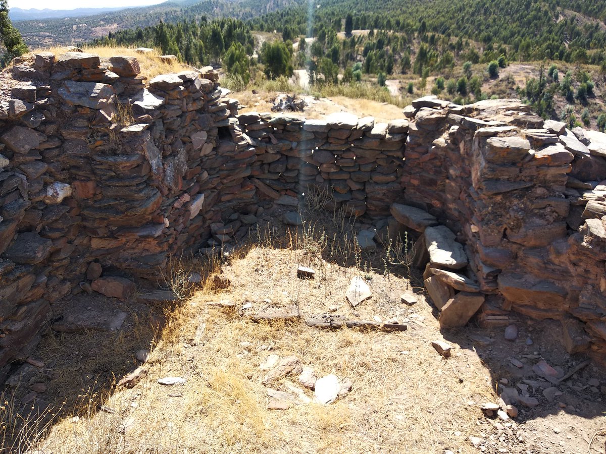 apfiguereo's tweet image. El #ábside es lo único que se distingue de la antigua #ermita de #SanMamés de #Aroche, hoy en término de #RosaldelaFrontera, una de las ermitas de repoblación abandonada a finales del siglo XVIII y que hoy sirve, eventualmente, para dar cobijo a unas cabras
