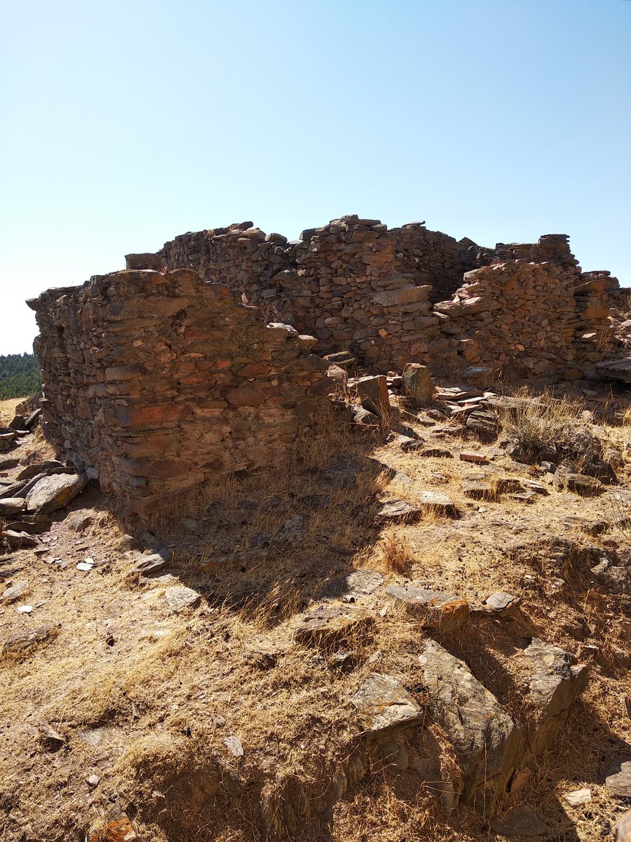 apfiguereo's tweet image. El #ábside es lo único que se distingue de la antigua #ermita de #SanMamés de #Aroche, hoy en término de #RosaldelaFrontera, una de las ermitas de repoblación abandonada a finales del siglo XVIII y que hoy sirve, eventualmente, para dar cobijo a unas cabras