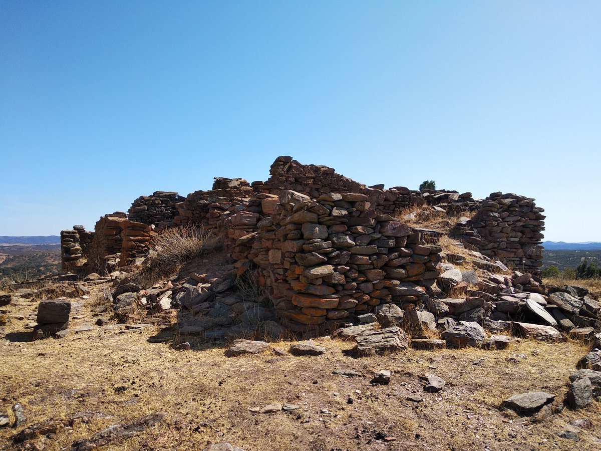 apfiguereo's tweet image. El #ábside es lo único que se distingue de la antigua #ermita de #SanMamés de #Aroche, hoy en término de #RosaldelaFrontera, una de las ermitas de repoblación abandonada a finales del siglo XVIII y que hoy sirve, eventualmente, para dar cobijo a unas cabras