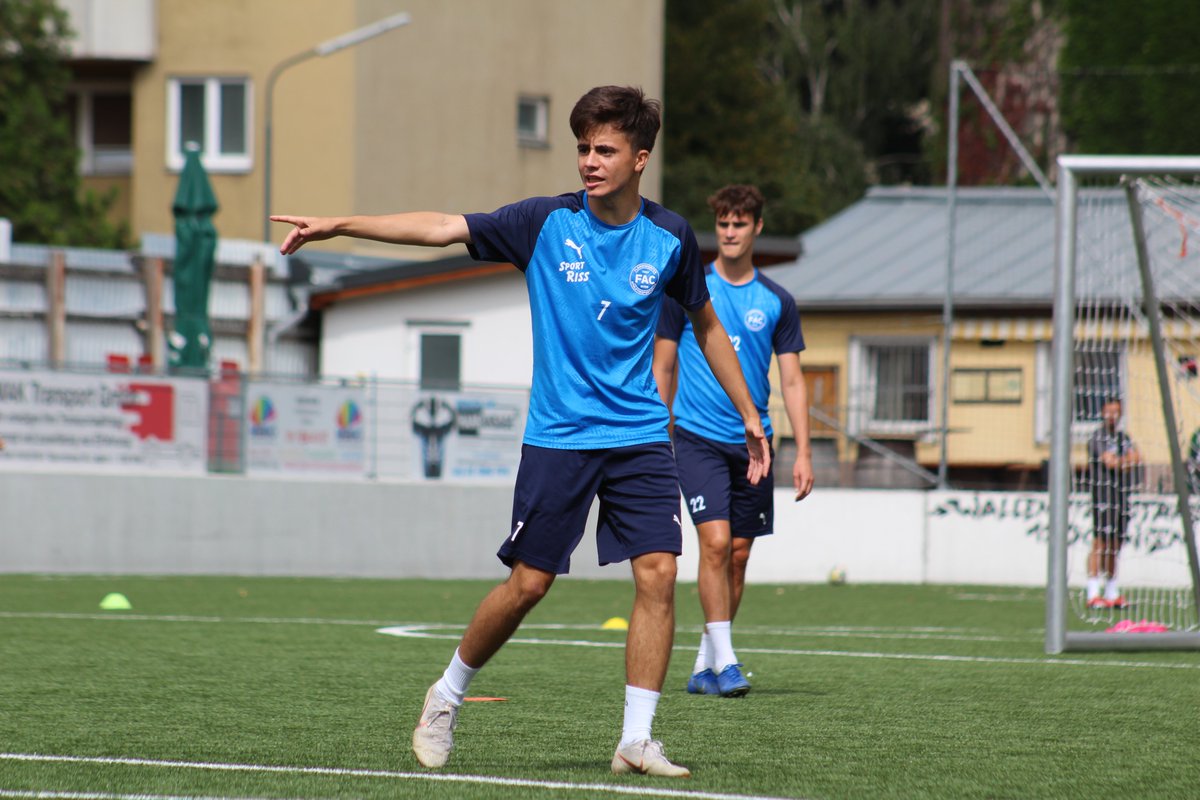 FACWien's tweet photo. Voller Fokus beim Vormittagstraining, denn am Freitag wartet das schwierige Auswärtsmatch beim SK Vorwärts Steyr auf Martin #Pajaczkowski & unsere Burschen 💪⚽️🔵⚪️ #FAC #Wirfürden21 #SKVFAC https://t.co/F8O0UHlQbn