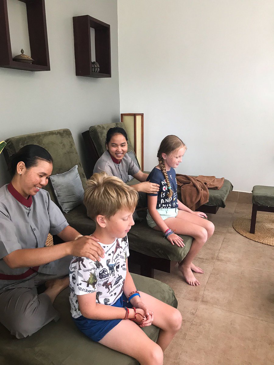 antropomo's tweet photo. In vrijwel elke straat in Thailand en Cambodja is er een massagesalon. Onze kinderen vonden het heerlijk om een massage te krijgen en de dames waren zo lief voor ze!
#massage #thailand #cambodia #children #travelwithchildren #reizenmetkinderen https://t.co/ha1nMKMOSa