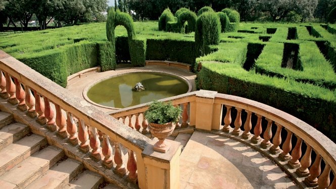 thisis_bcn_EN's tweet photo. The park with the oldest garden in the city is also a maze ... dare you step inside? 😜 #LaberintHorta @bcn_hg https://t.co/AK12PoZUOq https://t.co/euvlpCiz4i