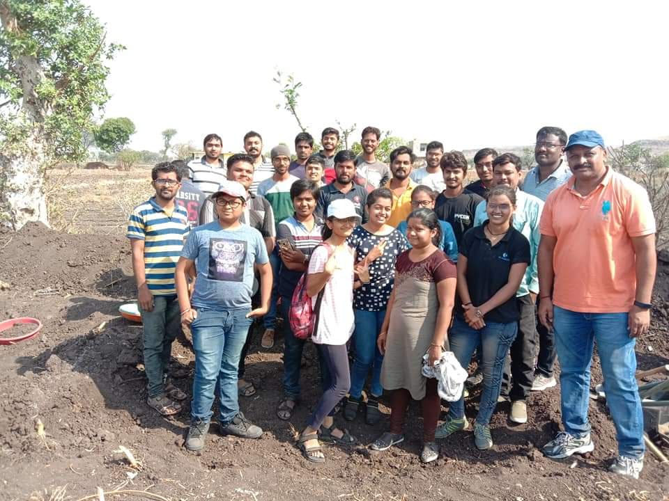 ExpertGlobalGp's tweet photo. While we come across the flood situations in some part of Maharashtra there is still a part of it facing the drought situations. Employees of EGS have been volunteering with NGO’s to fight the Drought situation in the Marathwada region of Khandi Pimpalgaon, Aurangabad! https://t.co/0nOSkKiUoj