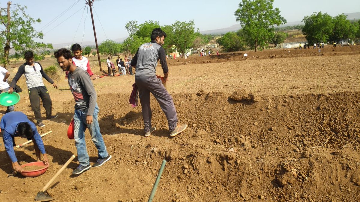 ExpertGlobalGp's tweet photo. While we come across the flood situations in some part of Maharashtra there is still a part of it facing the drought situations. Employees of EGS have been volunteering with NGO’s to fight the Drought situation in the Marathwada region of Khandi Pimpalgaon, Aurangabad! https://t.co/0nOSkKiUoj
