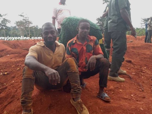 StrikeDEE's tweet photo. 2 caught illegally mining inside pit - https://t.co/YqLTPFNRDM | via: @DEEghana #deeghana https://t.co/uq6DCky8pr