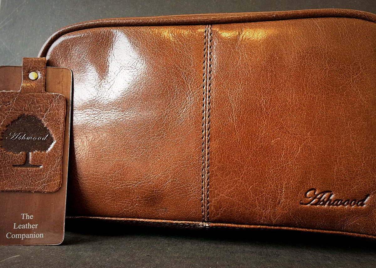 English_Shaving's tweet image. Another great gift idea for those preparing for university and celebrating good results come Thursday are leather wash bags.

A practical and attractive way of transporting all those bathroom essentials. 💼

ow.ly/XorH50vw6Sf

#ResultsDay2019 #universityessentials