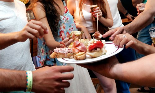 Lizarran, casa de pinchos, ha logrado la cifra récord de 20 millones de pinchos vendido en lo que va de 2019. La constante innovación y la búsqueda de nuevas fórmulas para atraer al consumidor, han dado como resultado este "gran éxito".
comessgroup.com/lizarran-super…