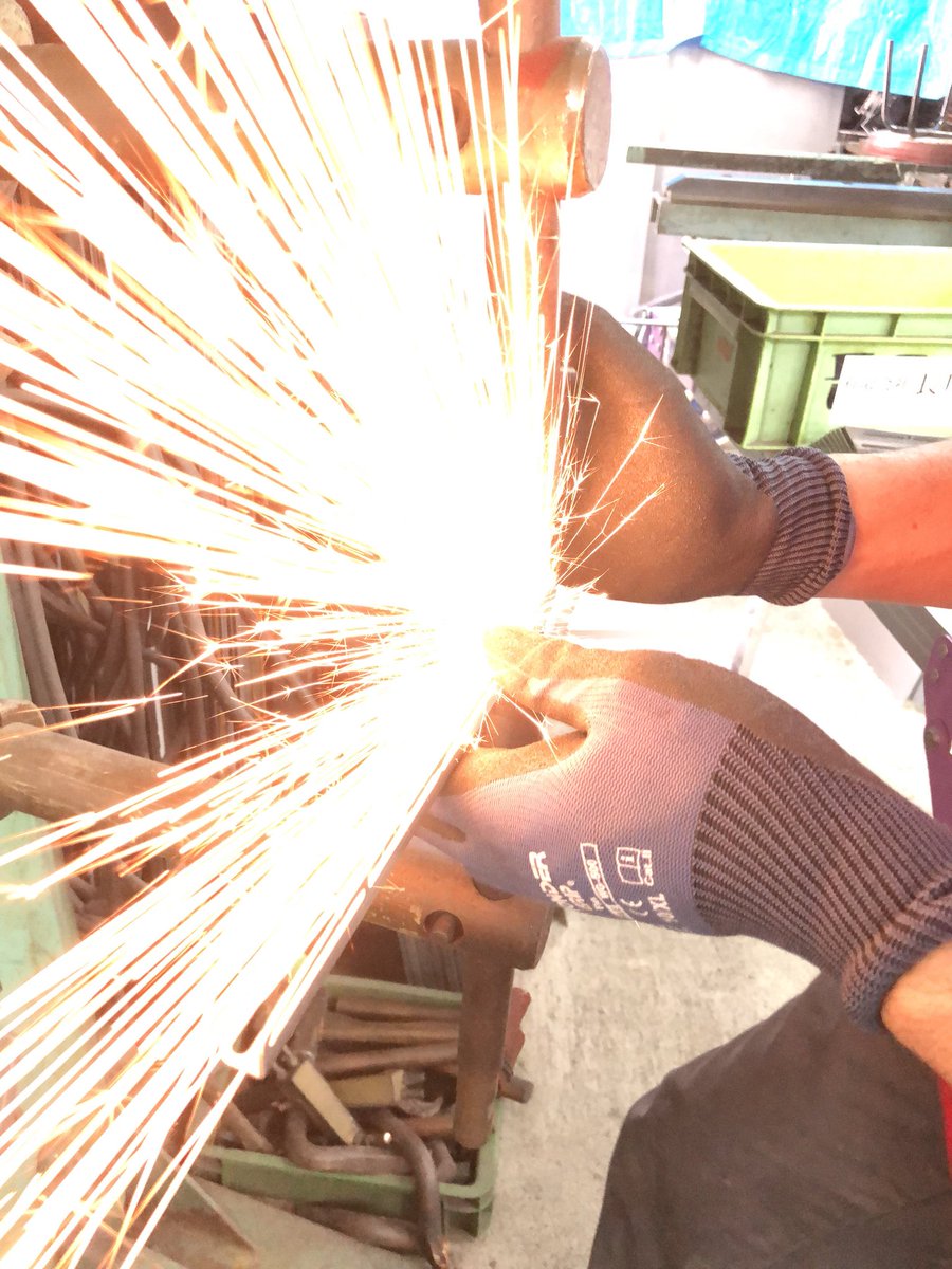 有 長尾製作所 V Twitter 花火綺麗だけど スポット溶接の火花に比べるとちょっと弱いかな スポット溶接の火花は演出のためあえて多く出しております