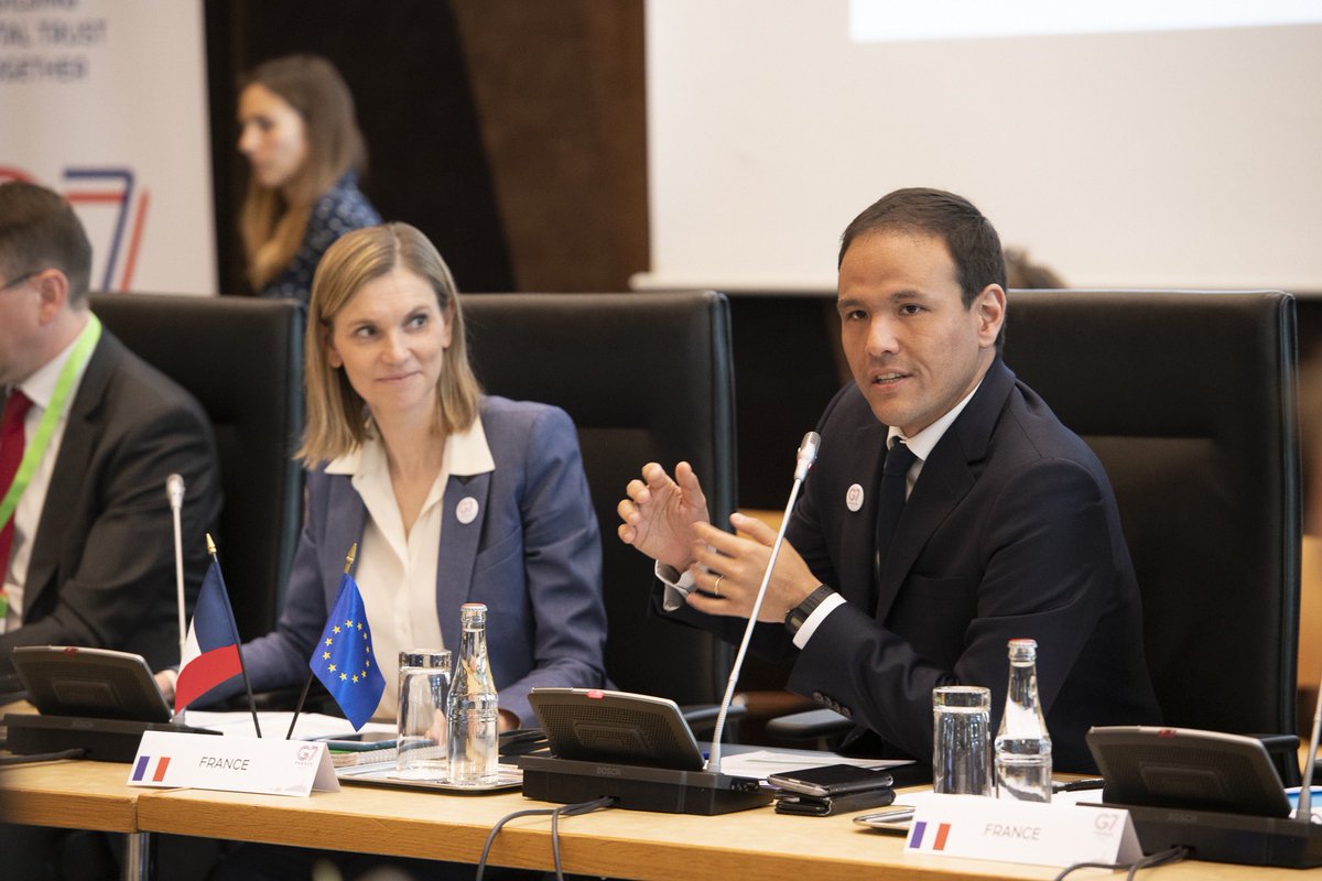 G7's tweet photo. ⌛ D-11

[Looking back on @G7fr Ministers’ meetings]

The Digital Ministers meeting, chaired by @cedric_o, enabled to work on concrete deliverables around 3 areas:
✅ Development of AI 
✅ Fighting dangerous content on the Internet 
✅ Confidence building in technologies https://t.co/vKoiMdv5hK