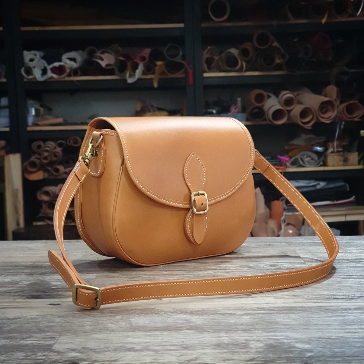 craftsmangus's tweet photo. กระเป๋าใบใหม่เพิ่งเสร็จ
โดยข้าเจ้าและภริ
basic #saddlebag is the next video
#craftsmangus #craftsmangusetsy #leatherbagpattern #LeatherAddict https://t.co/BpxlNnxDh9