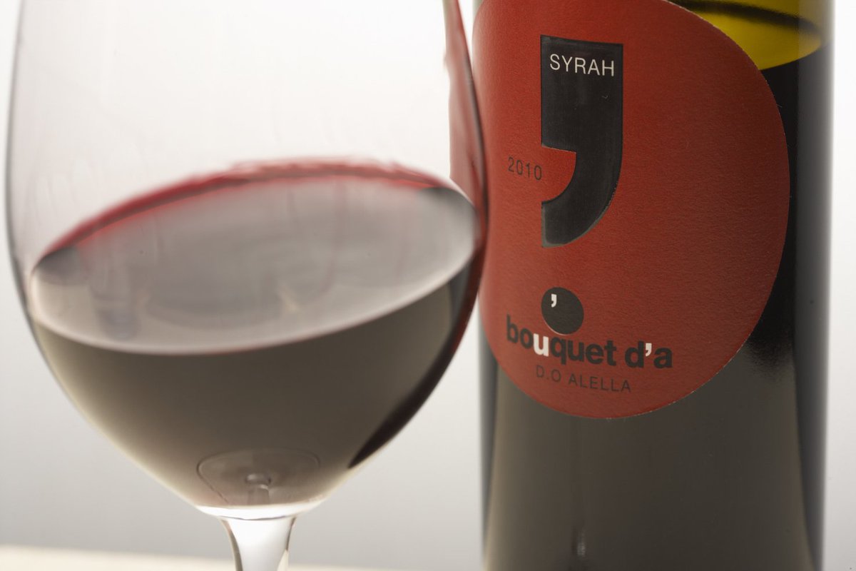 SentitsBCN's tweet photo. Els vins de @bouquetdalella són una convivència entre varietats: pansa blanca, garnatxa blanca, syrah, garnatxa negra i monastrell (Mataró). En total 8 vins que mai es mantenen estàtics perquè l'evolució del celler és constant. #sentitsbarcelona #bouquetdalella #culturadelvi https://t.co/I1vmcP0ugk