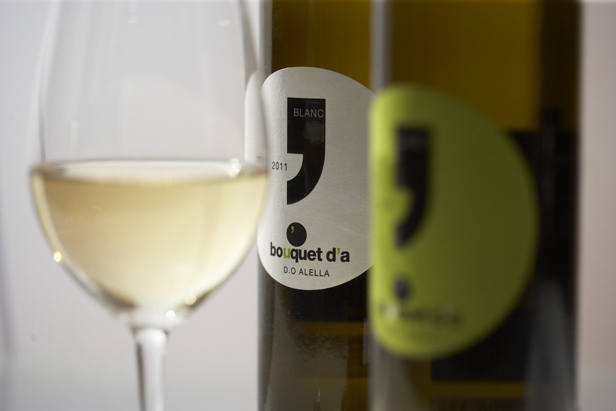 Els vins de <a href="/bouquetdalella/">Bouquet d'Alella</a> són una convivència entre varietats: pansa blanca, garnatxa blanca, syrah, garnatxa negra i monastrell (Mataró). En total 8 vins que mai es mantenen estàtics perquè l'evolució del celler és constant. #sentitsbarcelona #bouquetdalella #culturadelvi