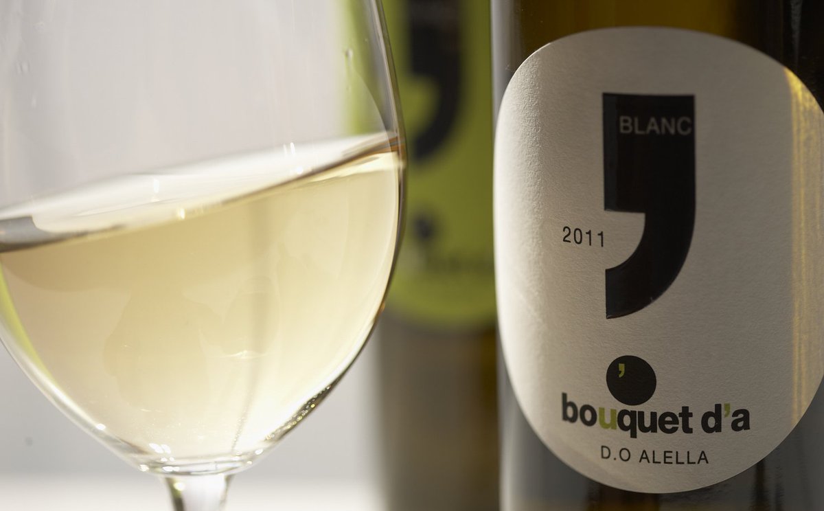 SentitsBCN's tweet photo. Els vins de @bouquetdalella són una convivència entre varietats: pansa blanca, garnatxa blanca, syrah, garnatxa negra i monastrell (Mataró). En total 8 vins que mai es mantenen estàtics perquè l'evolució del celler és constant. #sentitsbarcelona #bouquetdalella #culturadelvi https://t.co/I1vmcP0ugk