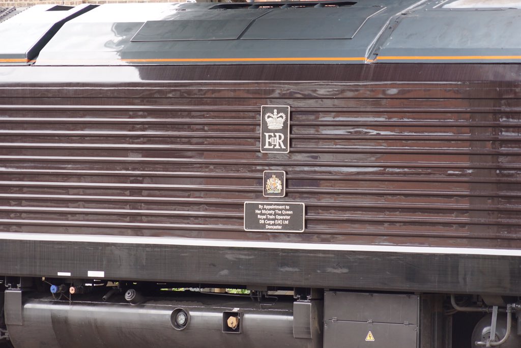 黒くてよく磨かれたDBのClass67、これってイギリス王室のお召し列車用機関車なんですか？
