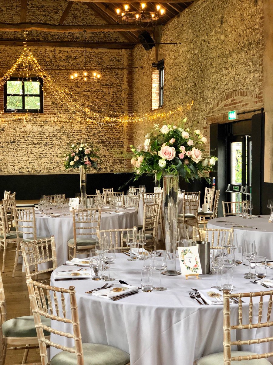 High tables 🌿 

Yesterday’s beautiful set up at the gorgeous Granary Barns...

Relaxed in style these table centres featured pale pink roses, green bell and spray roses with ruffles of lisianthus blooms 🌸 

The Granary Estates @GranaryEstates 

#tablecentres #wedding #roses