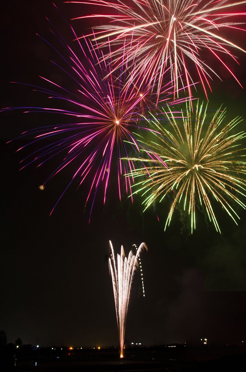 久慈市役所 久慈納涼花火大会 流灯祭の開催 日時 ８ 16 金 19 流灯祭 00 花火打上げ 場所 久慈川 久慈 の夏の夜を彩る 花火大会 を是非ご覧ください また ８ 16 金 は台風接近に伴う荒天が予想されています 開催延期の場合は