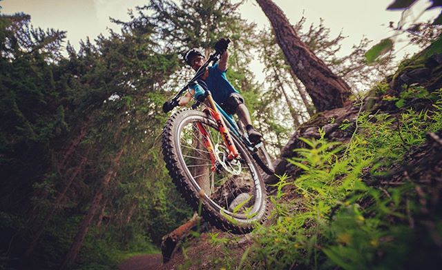 2radwanderer's tweet photo. Praise the brave photographer. 🙈 📸 @kiko_h2o
...
#stopflowtrails #noebikeneeded #mountainbike #freeride #mtb #singletrail #outdoor #mtblife #enduromtb #plantbasedathlete #vegan #MountainBiking #mtblove #instamtb #lifebehindbars #mtbswitzerland #enduro #mtbgram #mtblife #mtbl… https://t.co/ZjgHo90TJw