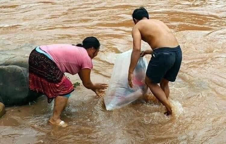 IbonPerezTV's tweet photo. Todos los días, para ir al colegio, estos padres meten en una bolsa de plástico a su hijo para cruza el río. Evitan que a su hijo no se le manche la ropa para ir a la escuela. El oxígeno dura de 3 a 4 minutos en la bolsa,su padre cruza el río en 1 minuto. Somos unos privilegiados https://t.co/MbDxwArzLs