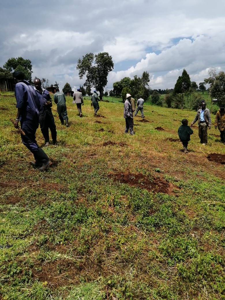 FOMAWA's tweet photo. At Kiptulwo (@chaseafricaphe supported) Primary grounds. Planting #trees connects #Parents and #Children with #naturelife and shows them that their hard work makes a difference in their communities. #parentsresponsibilities https://t.co/stX5BPocUG