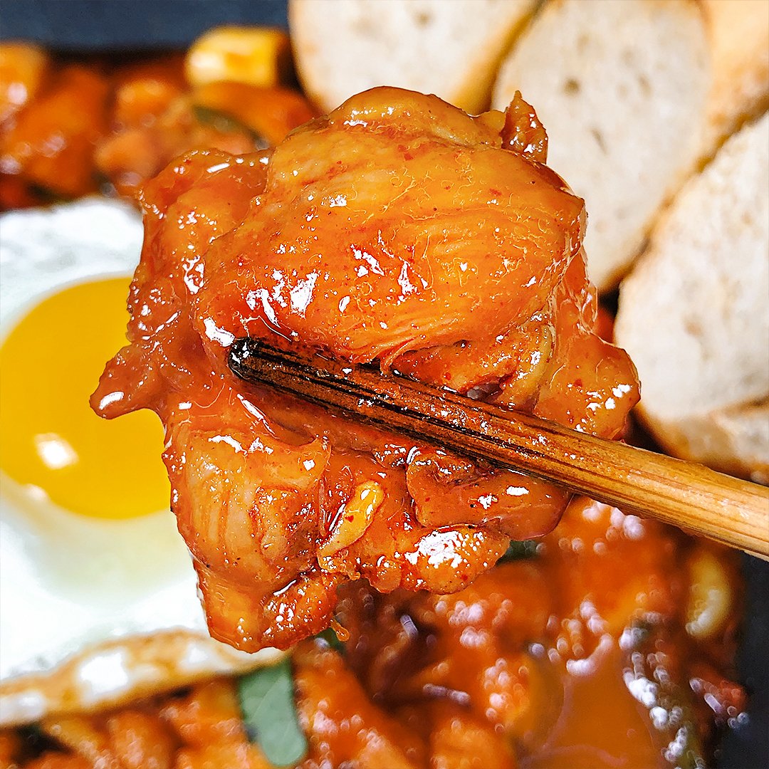 cookatmarket's tweet photo. 쿠캣이 제일 잘하는 게 있다면 조심스럽게 '존맛을 더 존맛으로 만들기'라고 외쳐봅니다. 야들야들한 닭갈비에 크림을 더해 세상 맛있다는 매콤크림닭갈비!!! 일단 후기부터 보셔요 👉 https://t.co/6uXjgluOyQ https://t.co/l4EhbdM2pV