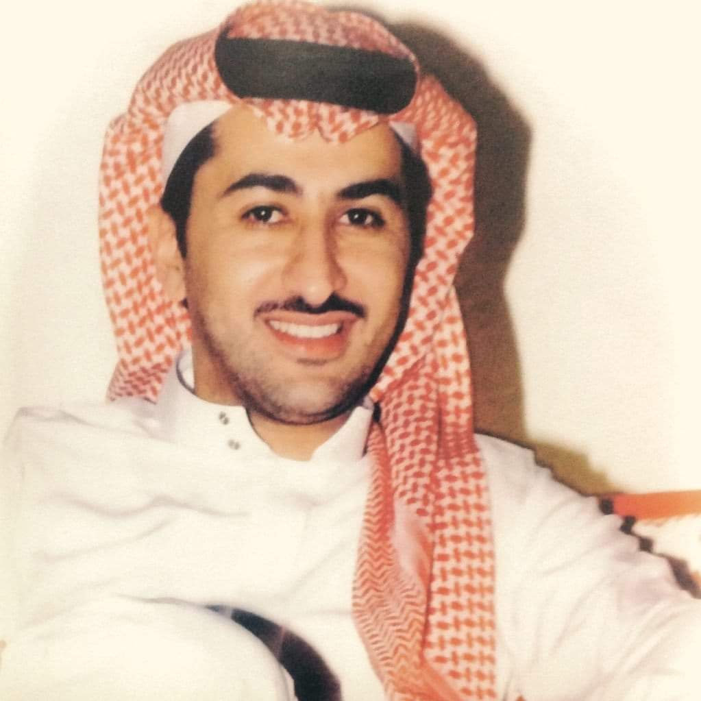 يالطنايا ( يرحم ) الله ميتكم 
كل يوم و كل شهر و كل عيد 

للجنازة (  حولوا  )   توقيتكم
وش هي غرينتش قدام العنيد

 شمر الغلبا عمود  ل  بيتكم 
يشهد المهاد و الفارس عبيد 

و كان به فضلٍ برفعة صيتكم 
الفضل ( لله ) ثم ل آل الرشيد

للشاعر بندر خلف