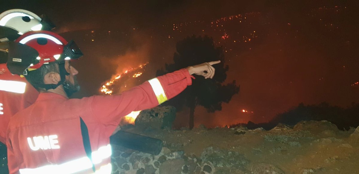 UMEgob's tweet photo. Posicionados desde primera hora de la noche junto con los Bomberos LGC en el #IFCazadores #Telde, el personal y medios de intervención del #BIEM2 y la #UIENCanarias
👨🏻🚒180 militares
🚒🚑43 vehículos https://t.co/0ioaYLTx1X