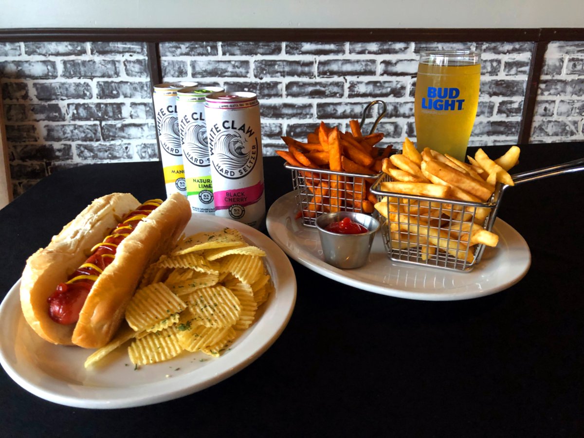 LocalBarOrlando's tweet photo. $2 Tuesdays! Quickly becoming a College Park tradition!   #orlandofoodienews #acollegeparkthing #alocalthing #shoplocal #dinelocal #orlandoeats #besthotdogs https://t.co/3DZTxal8s7