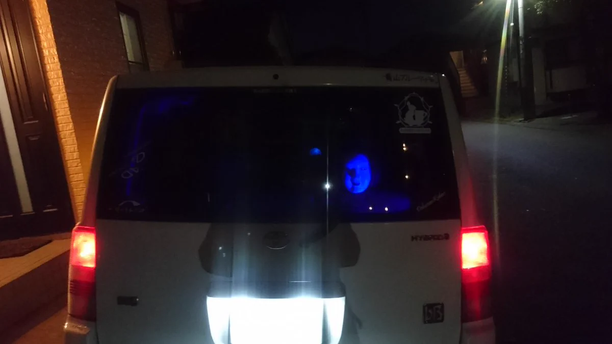 簡単にできる煽り運転対策？座席に能面をつけて電飾で光らせてみるwww