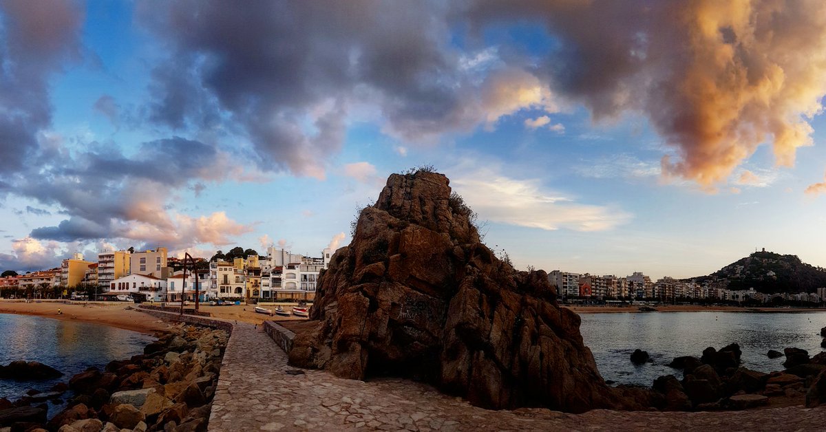 GispertJulia's tweet photo. Per què anar més lluny si a casa tenim tot el que volem i més? Nuvolades d'estiu. Paisatges que enamoren.
#bondia #surtelsol #Blanes #CostaBrava #mar #mer #sea #mediterrània #nuvolades #324eltemps #gemmapuigf #jjanuhe #nofilters #reflex https://t.co/90QOV8kqw3