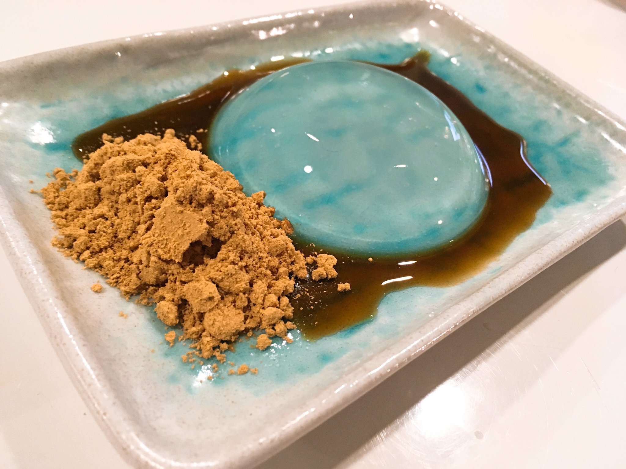 リュウジ 料理のおにいさんバズレシピ 美しい 水信玄餅風 自宅で簡単に作ってみました 天然水350ccに粉寒天1g 砂糖大さじ1半混ぜ沸騰するまで火にかけます そのまま丸い器などに入れ粗熱をとり冷やします 皿に盛り 黒蜜ときなこをかけ完成 これ 本当に