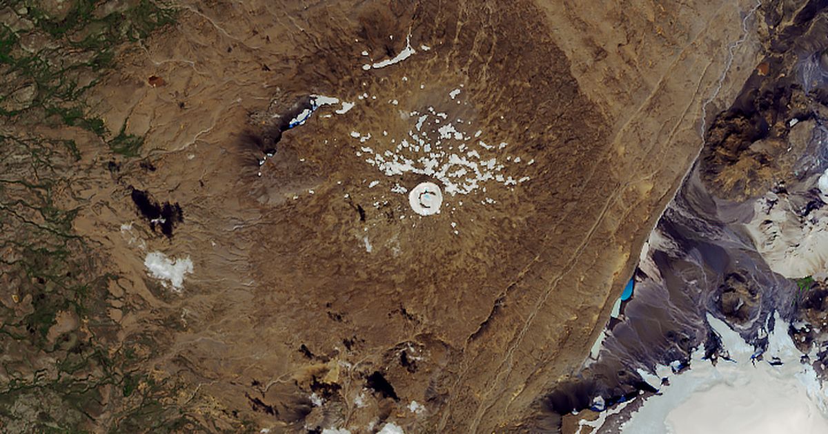 MariaVincent22's tweet photo. Sad remains of Iceland's first dead glacier seen in satellite images https://t.co/BHRh45K1E9 https://t.co/XXtY54sdFX